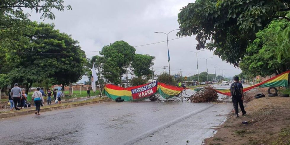 Quinto día de bloqueo en el Km 13 de la Doble Vía exigiendo libertad para Camacho