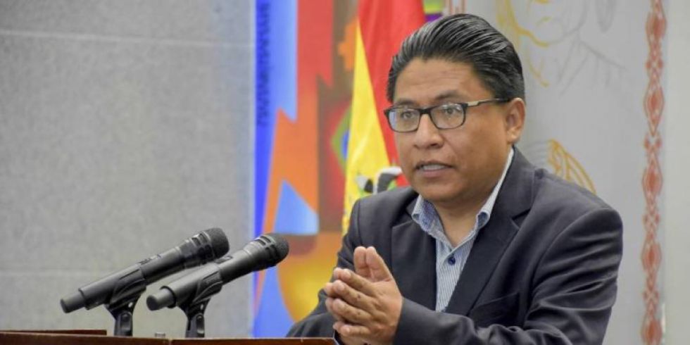 Ministro advierte a vicegobernador de Santa Cruz si no reemplaza a Camacho