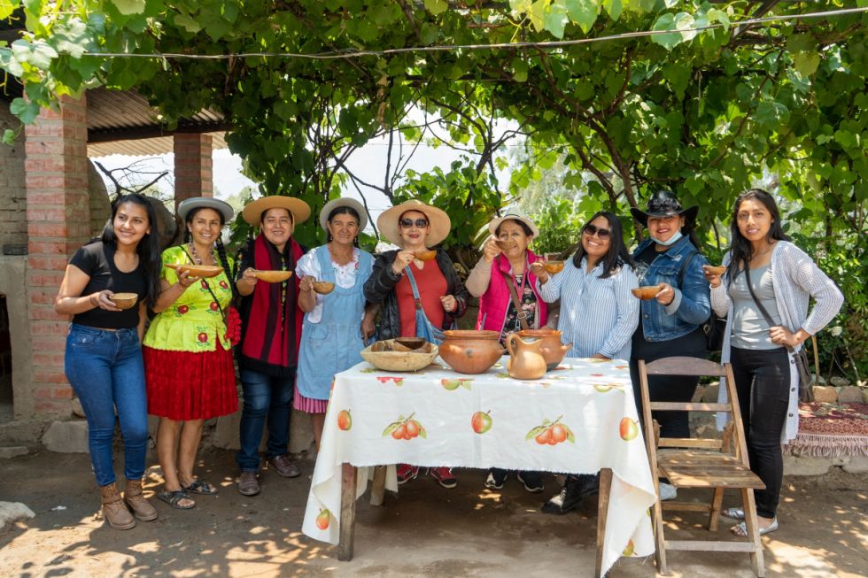 Degustando una rica chicha de maíz