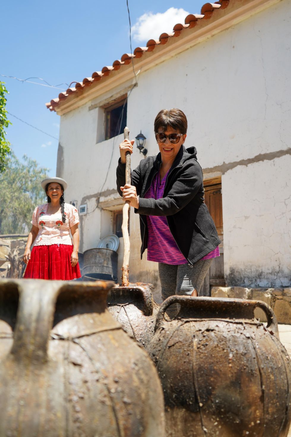 Haciendo chicha en la casa de Don Lorenzo