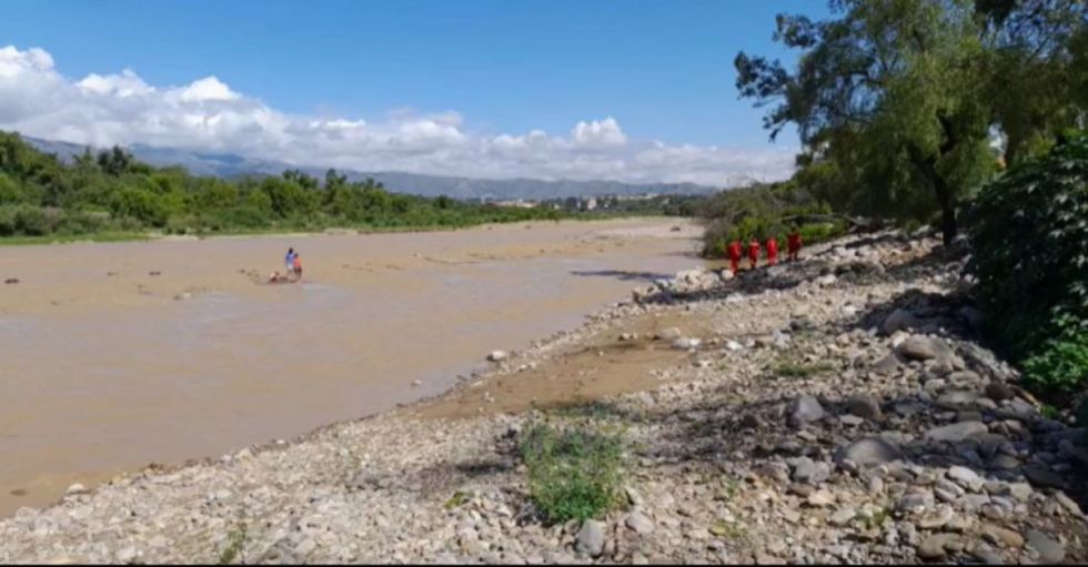 Rescatan a tres menores que fueron atrapados en el río Guadalquivir