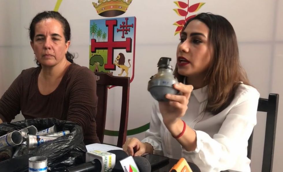 Opositoras denunciarán a la Policía por presunto uso de granadas de gas vencidas en Santa Cruz