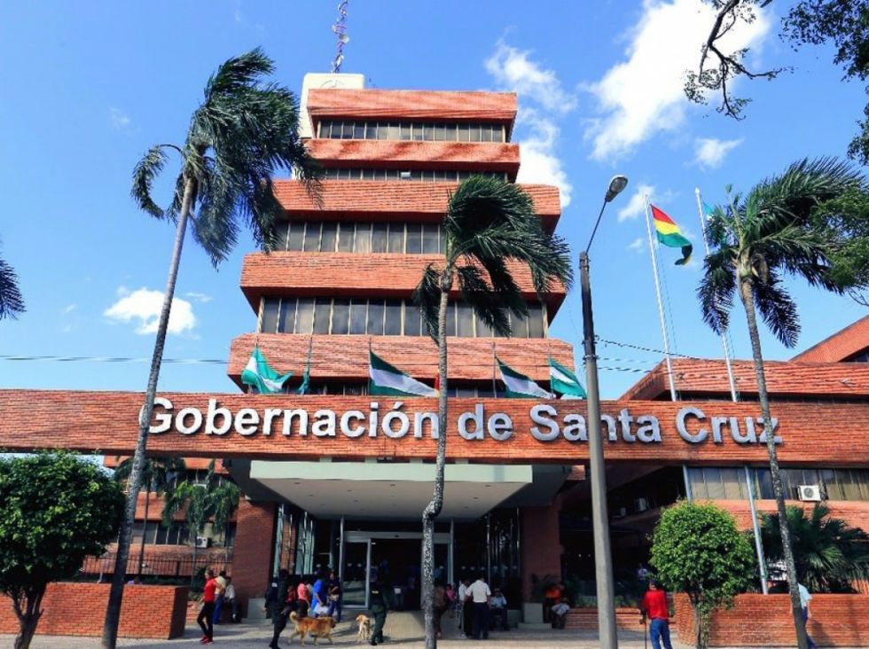 Camacho cambia a 8 directores de la Gobernación de Santa Cruz desde Chonchocoro