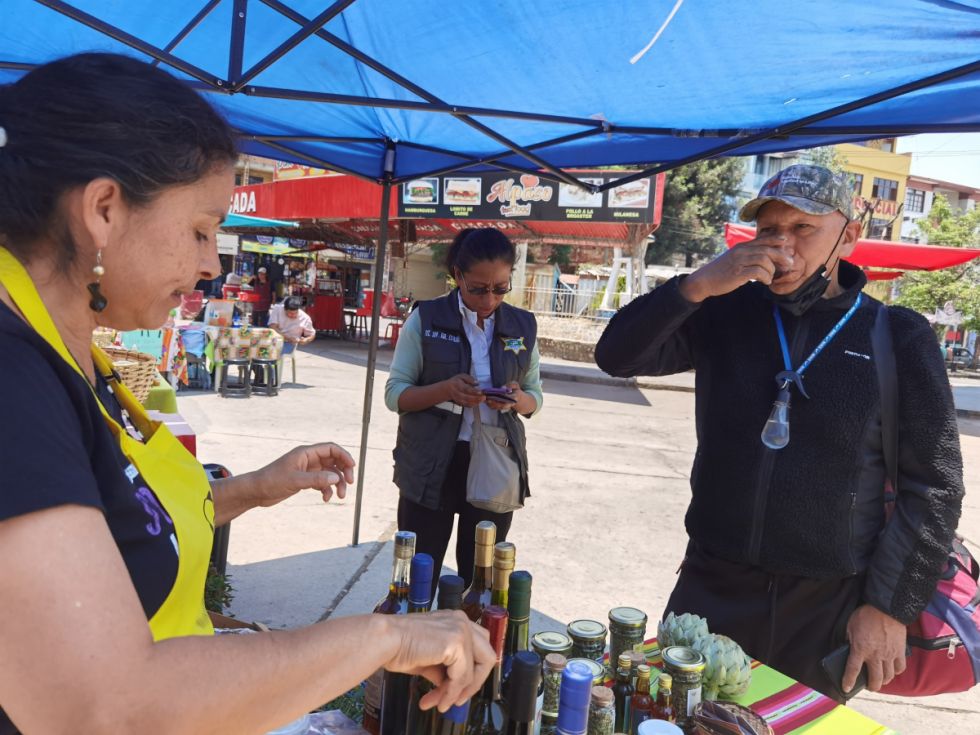 Rosmery ofrece una prueba de jugo de uva