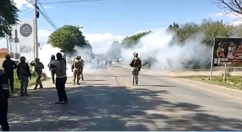 Comunarios de Rancho Norte saquean un camión en medio de un enfrentamiento entre contrabandistas y la Policía