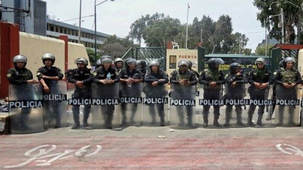Policía peruana irrumpe en Universidad para detener a los líderes de las protestas contra Dina