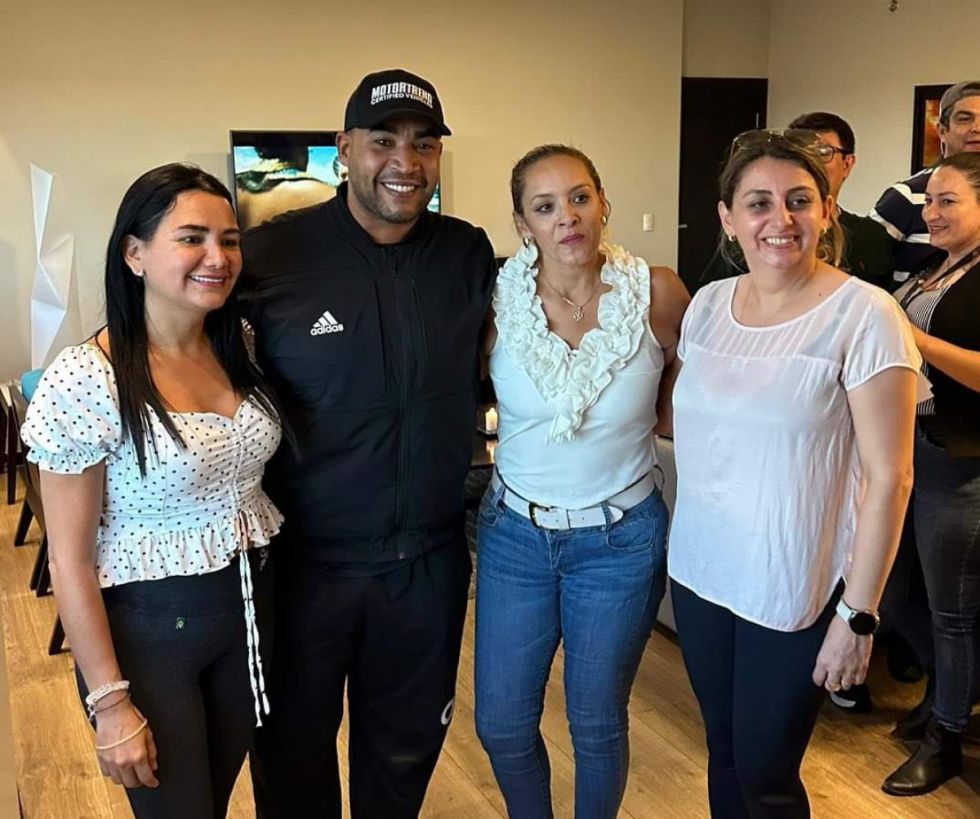 Don Omar publica foto con autoridades judiciales que atendieron su aprehensión en Santa Cruz