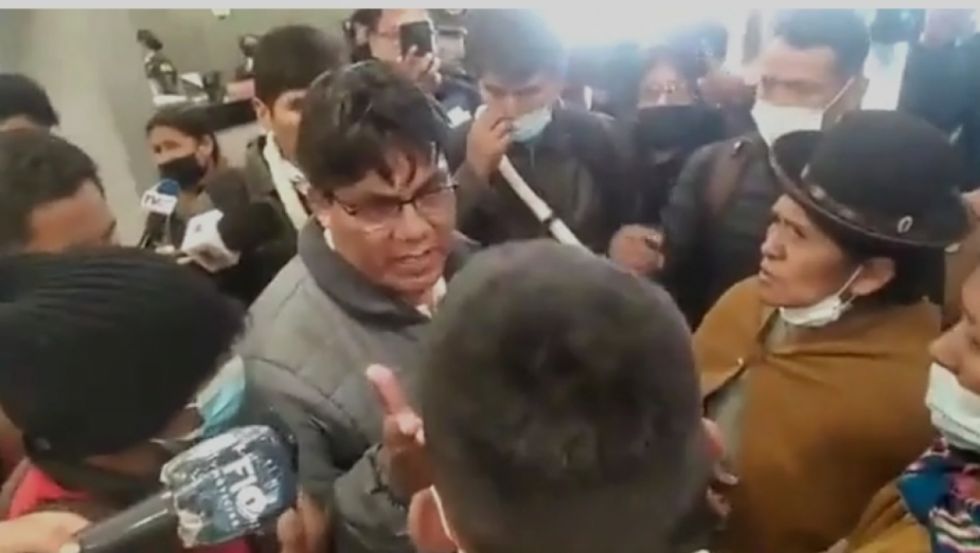 Dirigentes afines al Gobierno increpan y quieren chicotear al diputado Héctor Arce