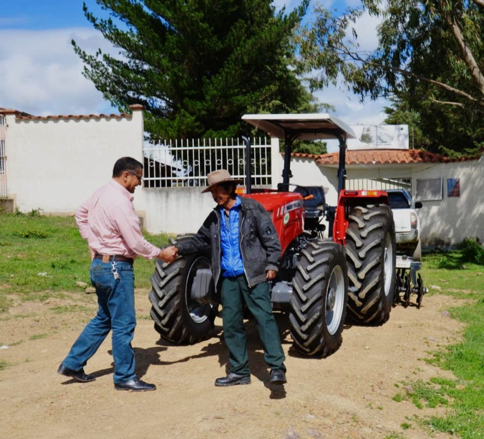 Comunarios de Jarcas compran tractor con recursos del Prosol