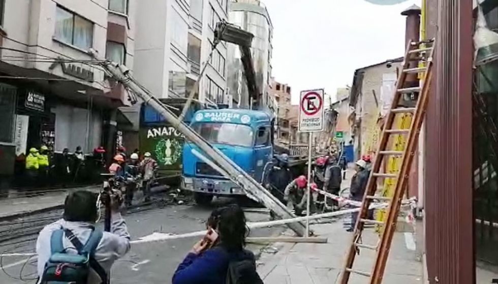 Bus de la Anapol engancha cableado y derriba postes en una calle paceña