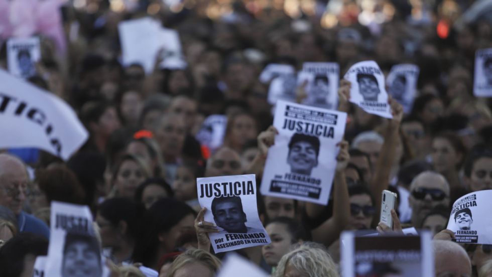 Condenan a perpetua a cinco jóvenes que mataron a golpes a Fernando Báez Sosa en Argentina Condenan a perpetua a cinco jóvenes que mataron a golpes a Fernando Báez Sosa en Argentina