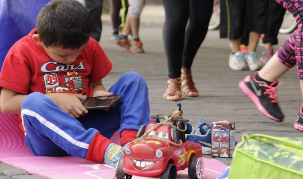 Cómo prepararse  para dar a un menor  su primer celular