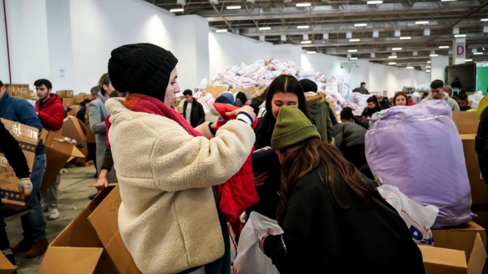 Tacones, pestañas postizas y trajes de baño: ayuda humanitaria que llega a Turquía sorprende y decepciona a voluntarios Tacones, pestañas postizas y trajes de baño: ayuda humanitaria que llega a Turquía sorprende y decepciona a voluntarios