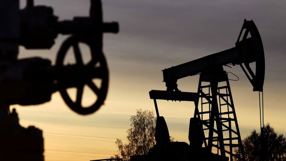 Precios petroleros suben por menor oferta