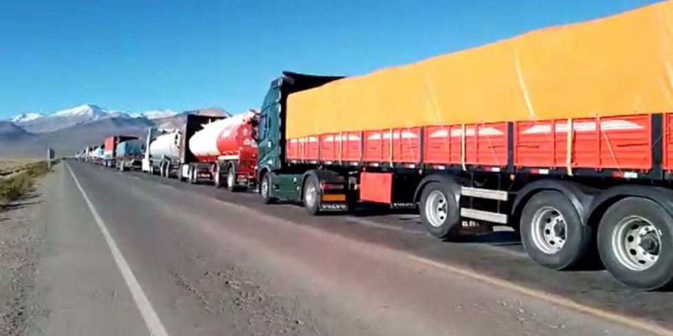 El Gobierno pide tregua a Perú para permitir el ingreso y salida de camiones varados en Desaguadero