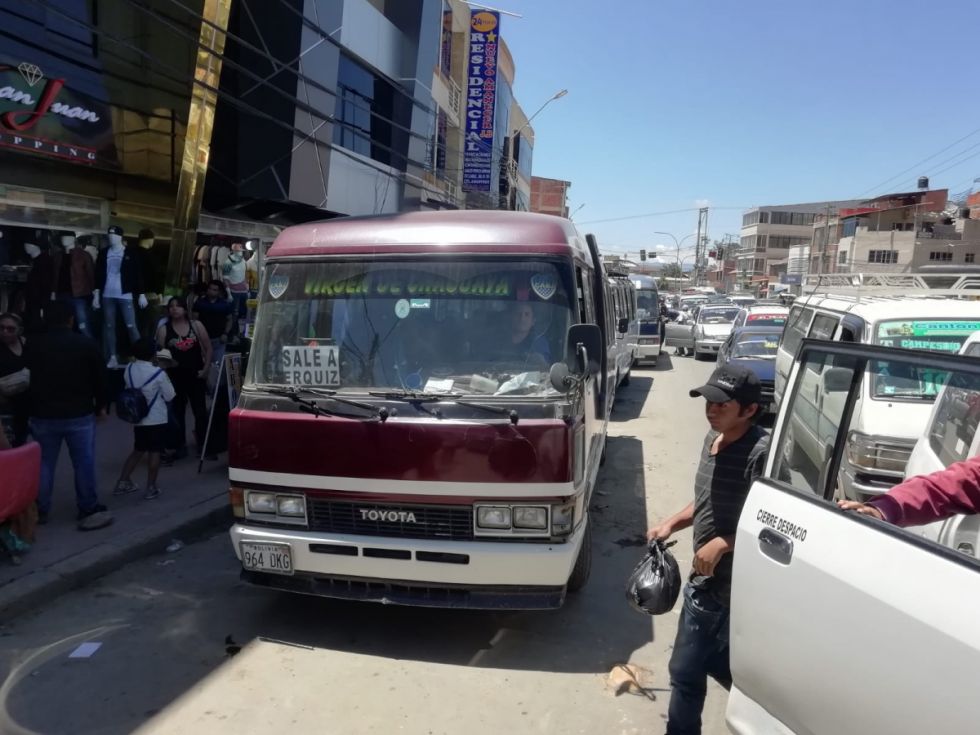 Los micros esperan en el Campesino