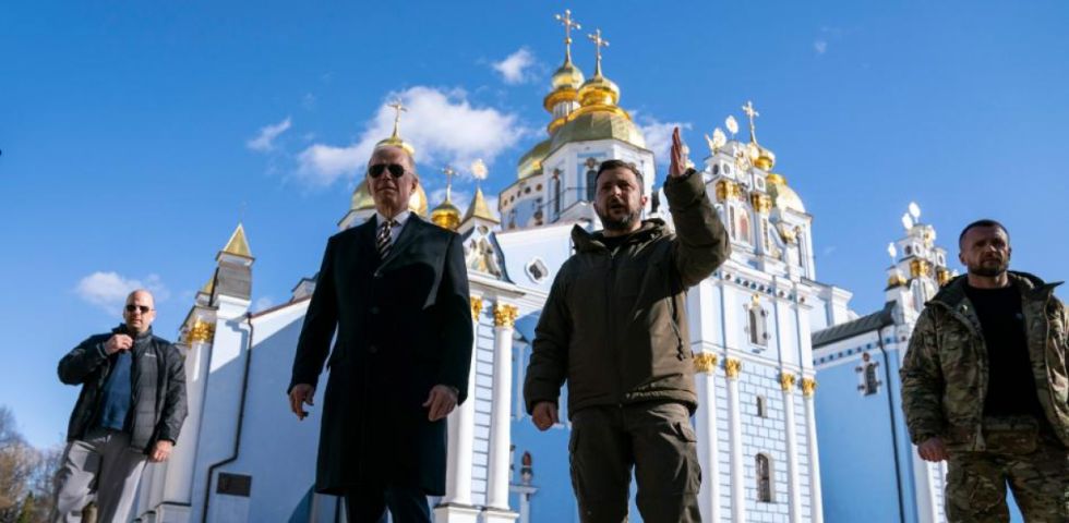 Biden da un golpe de efecto al visitar Ucrania