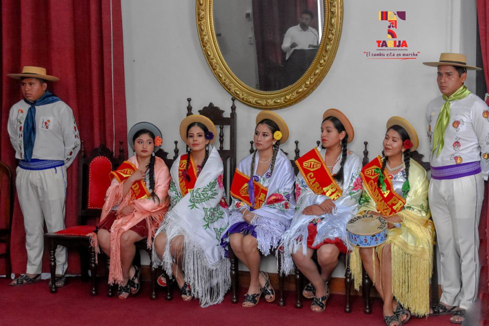 Las Reinas muy atentas