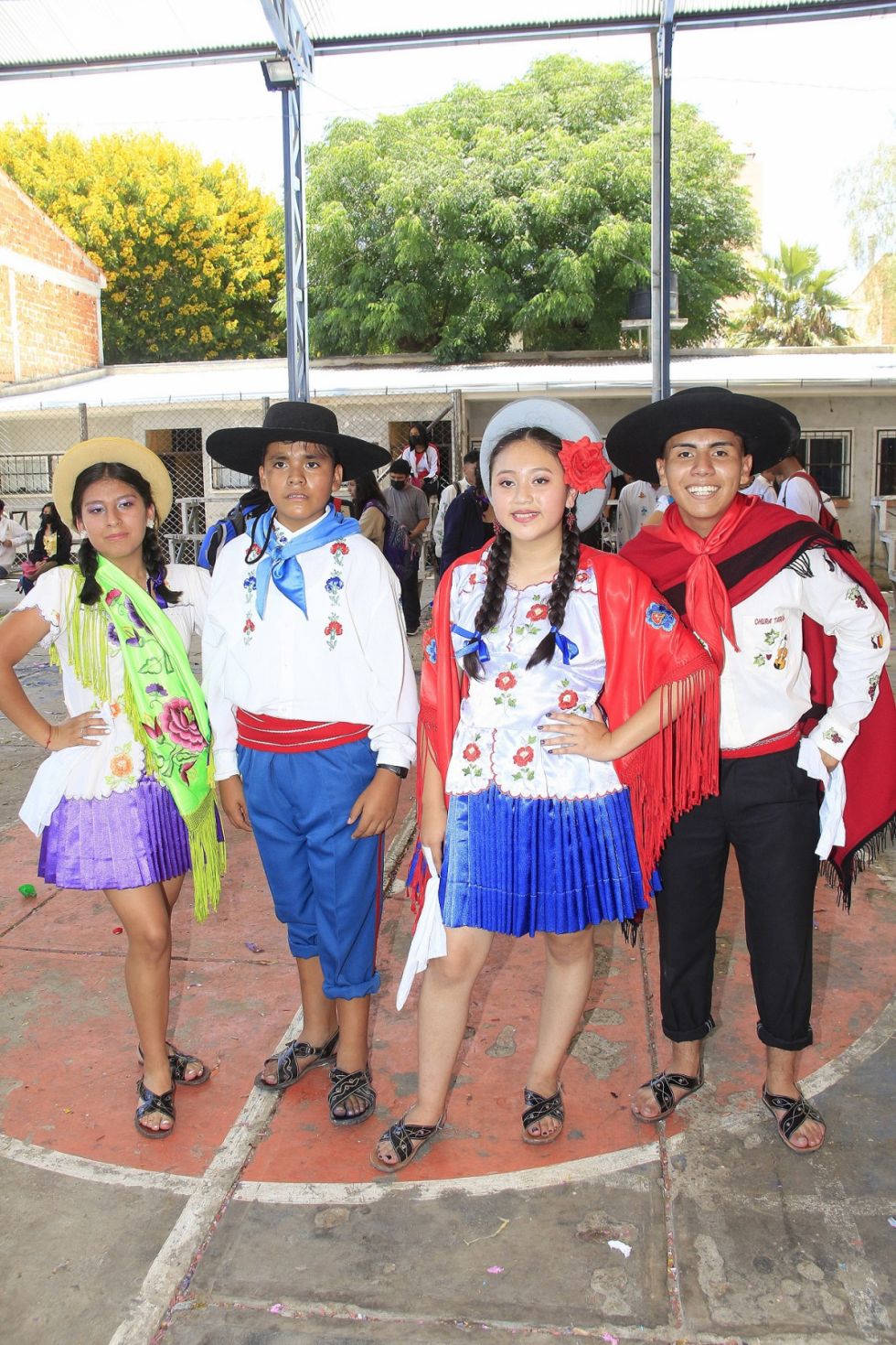Los ganadores de intermedio y medio en el concurso de cuecas del colegio San Luis