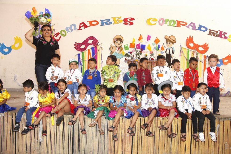 Grupo de cumas y cumpas del kínder Niño Jesús
