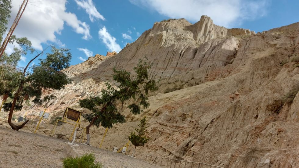Caída de un talud en la zona Sur de La Paz afectó una cancha y al menos dos viviendas