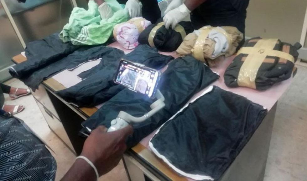 Detienen en Sri Lanka a una boliviana que transportaba droga impregnada en su equipaje