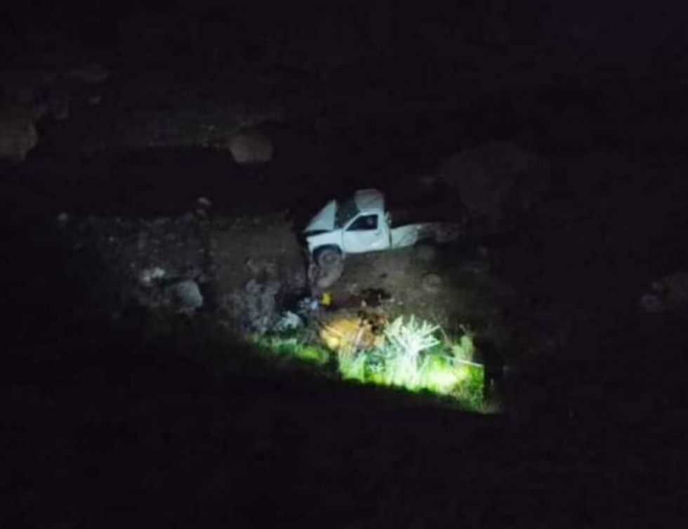 El vehículo cayó por el terraplen