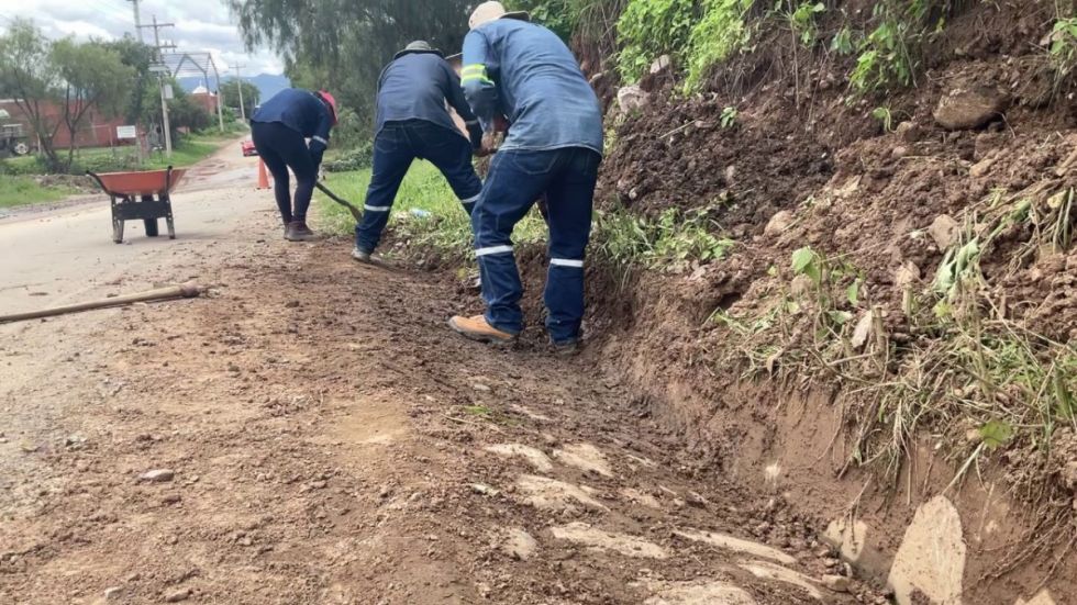 Gobernación y la DAV realizan limpieza de cunetas en la ruta Tabladita-San Andrés