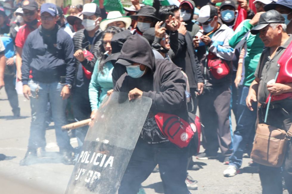 Ministro cuestiona violencia en marcha de maestros, y dice que está abierto al diálogo 