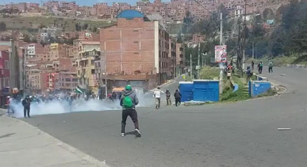La Policía gasifica a maestros urbanos y despeja la Autopista La Paz – El Alto