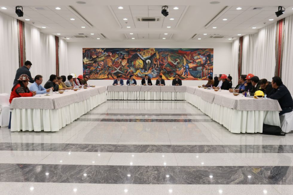 COB plantea incremento salarial de 10%, Arce perfila una evaluación