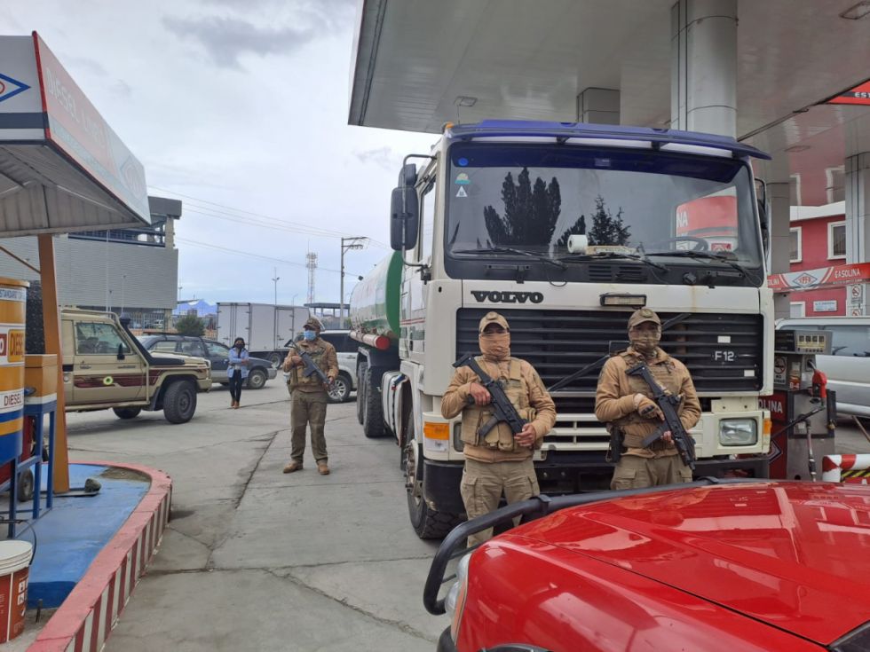 Interceptan cisterna con gasolina de contrabando
