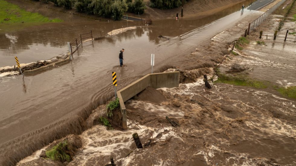 Intensas lluvias dejan 2 muertos en California