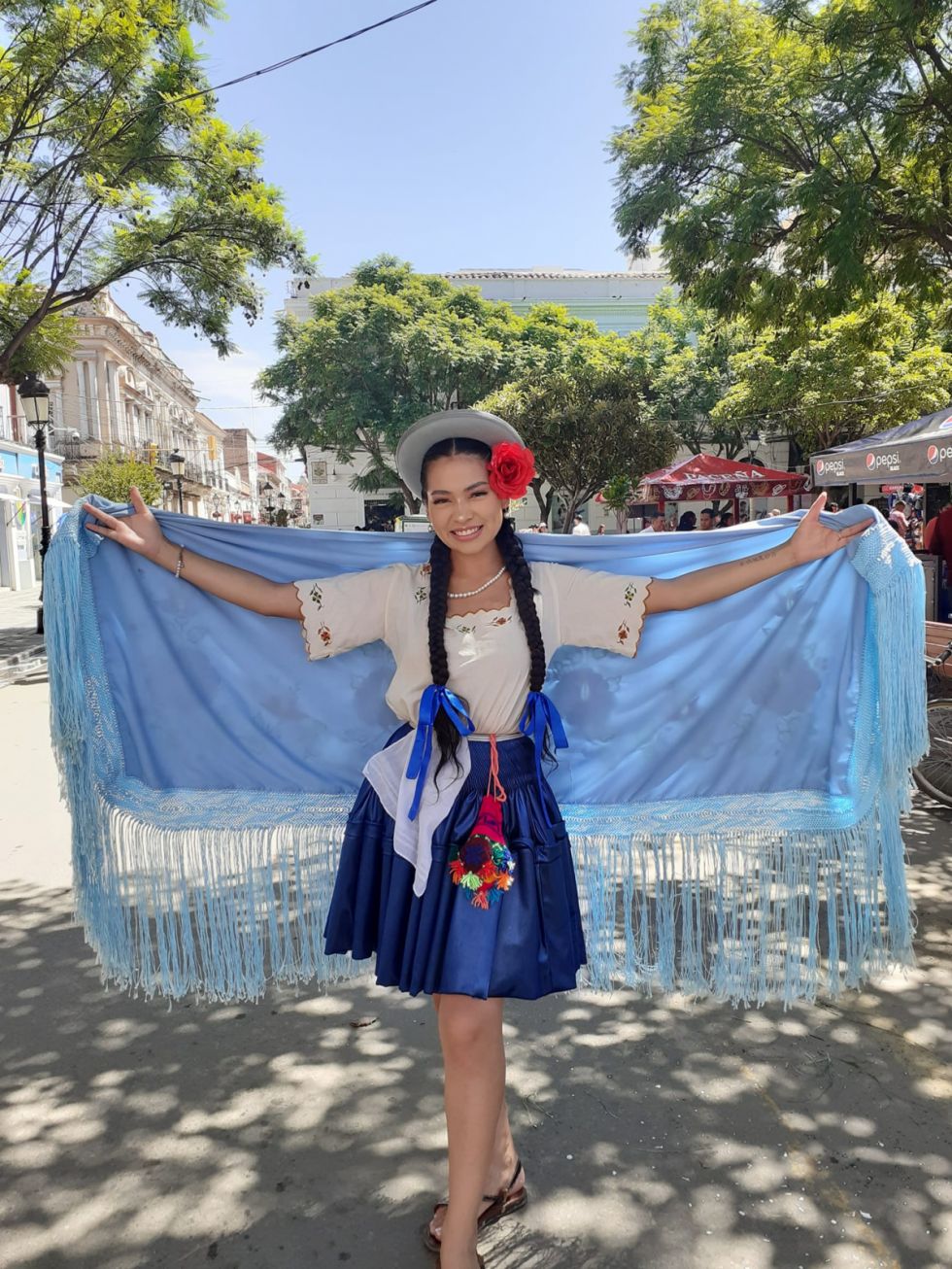 Wendy en la plaza Luis de Fuentes de Tarija