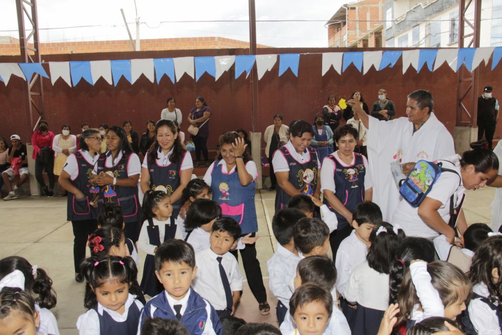 El padre dio la bendición a las maestras