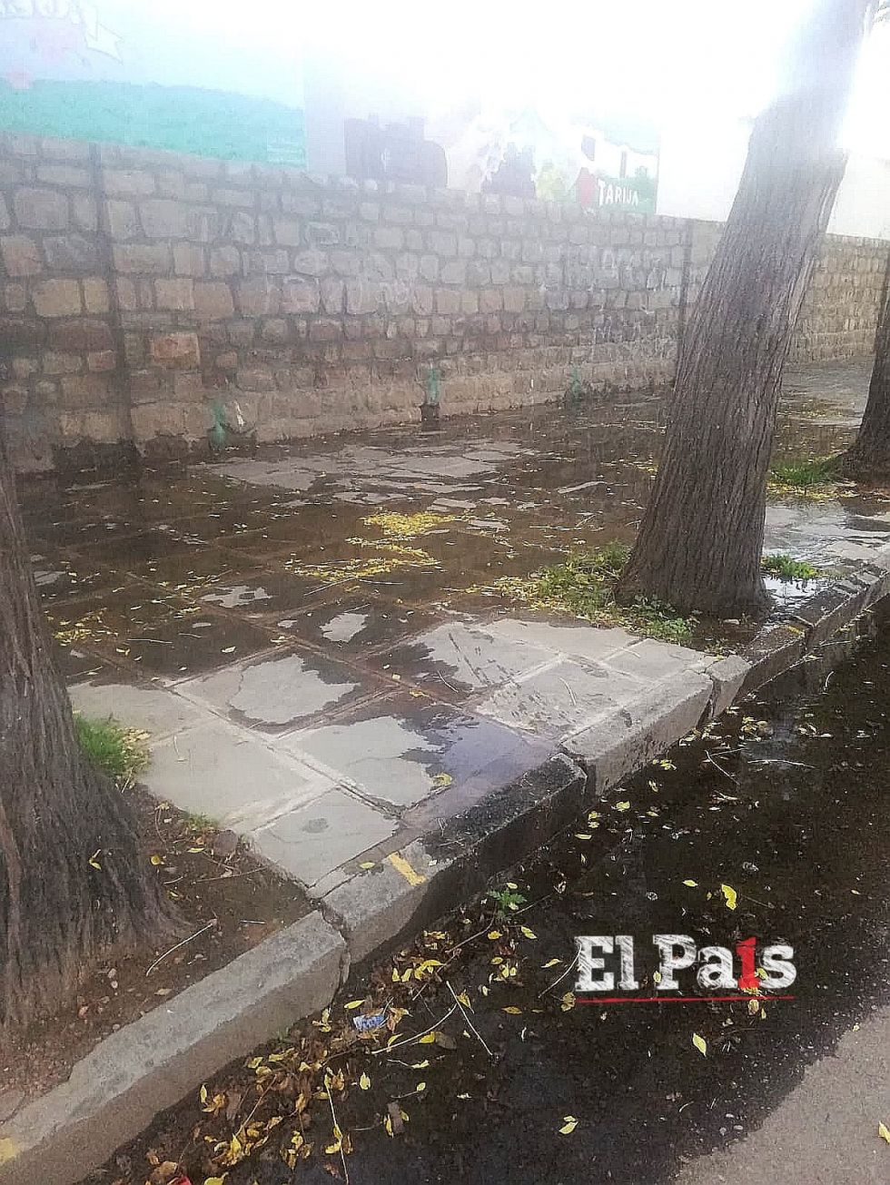 El agua se esparce por la vereda y calle Ejército
