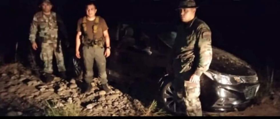 Gendarmería argentina junto al vehículo