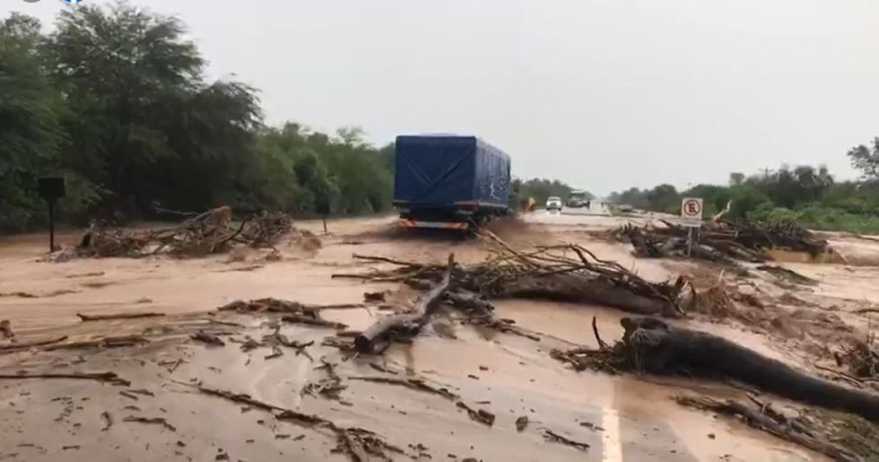 Solo el transporte pesado se anima a pasar por la vía