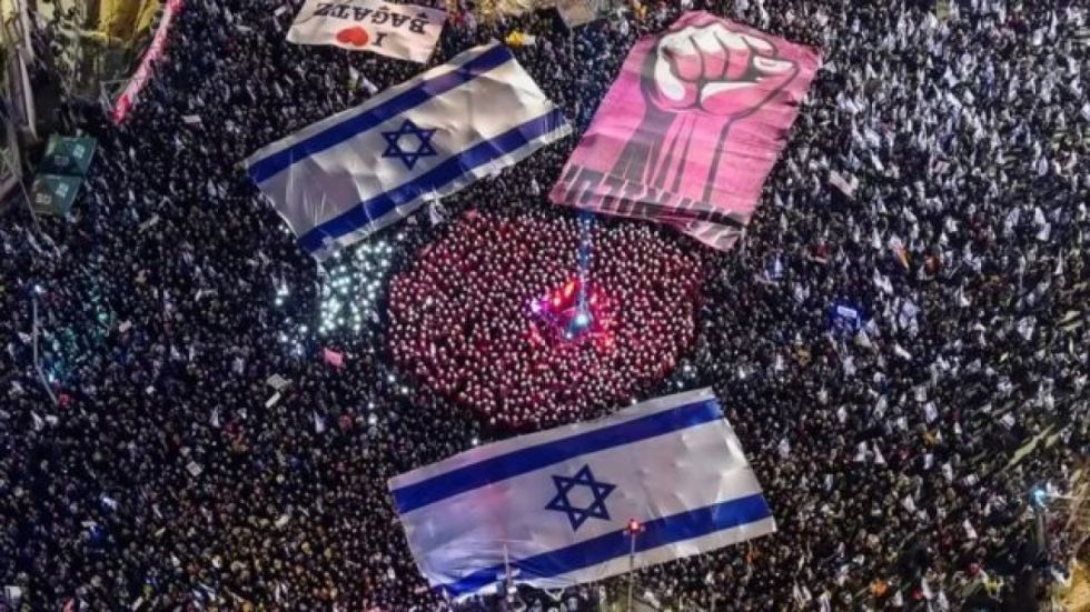 Israel: Más de 600.000 manifestantes toman las calles en protesta por la destitución del ministro de Defensa
