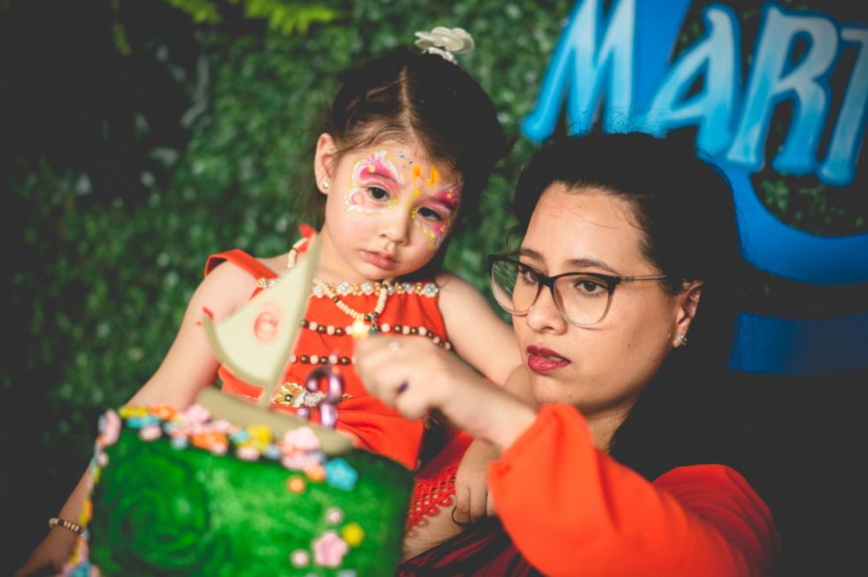 La feliz cumpleañera en brazos de su querida madre Lisette Márquez