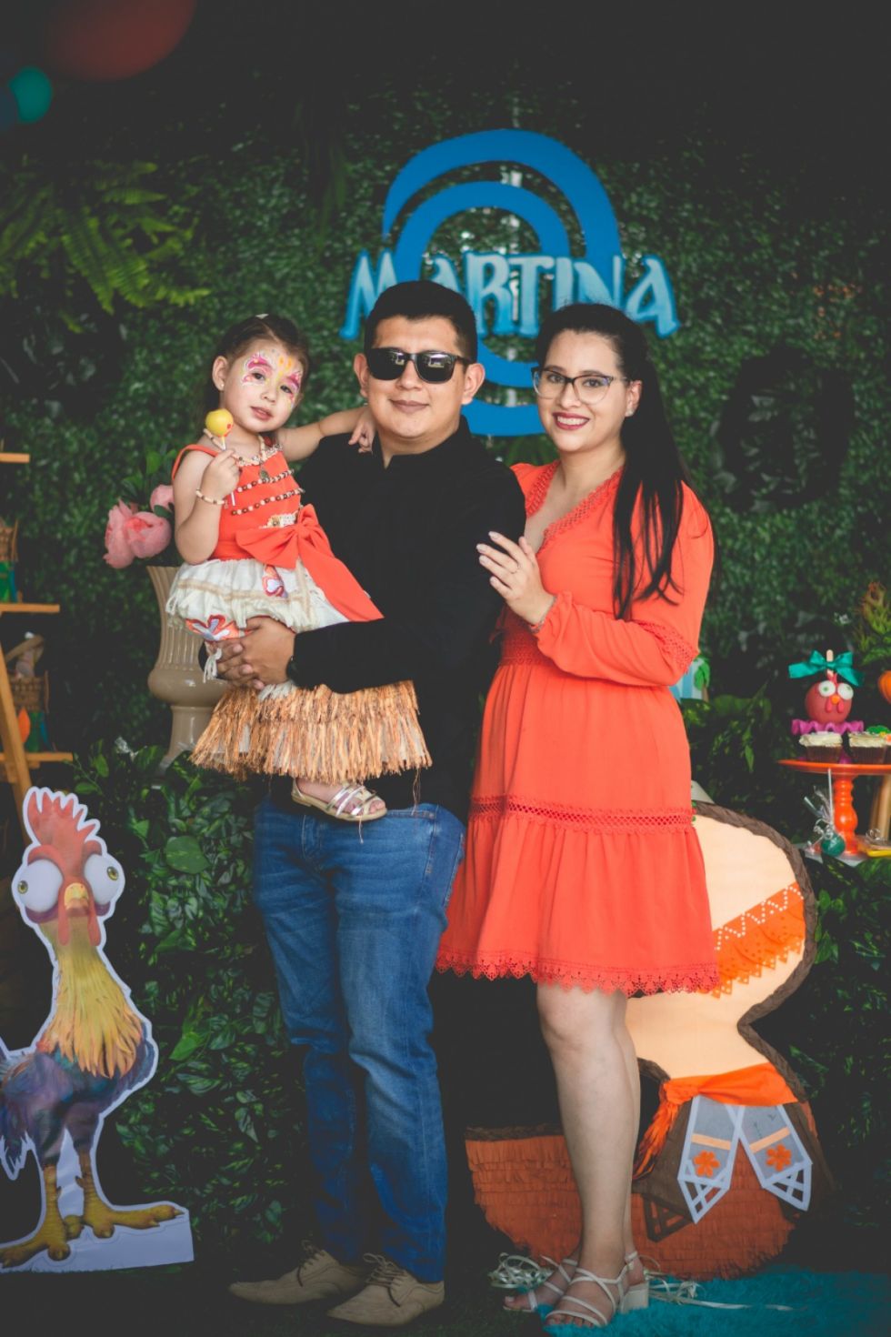 La tierna Martina en brazos de sus papás Erick y Lisette