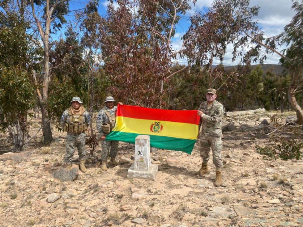 Defensa inspecciona hitos fronterizos con Perú