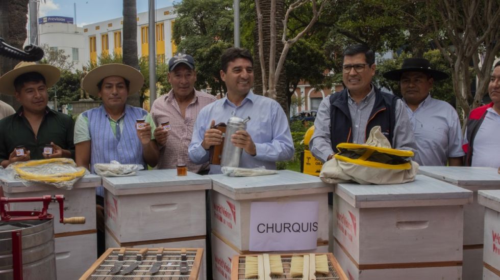 Alcaldía de Tarija entrega cajas para duplicar la producción de miel