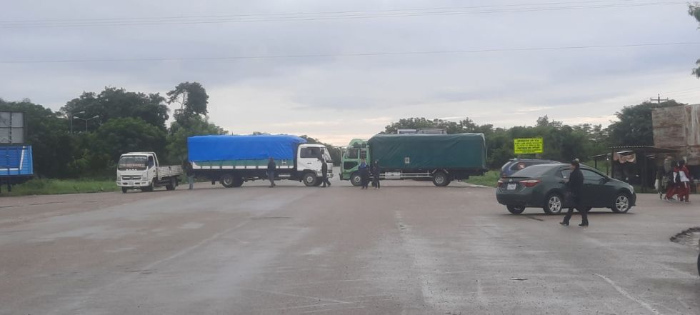 Transportistas bloquean la ruta 9 a Tarija por la doble vía