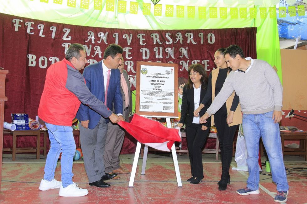 Develamiento de la placa conmemorativa por parte de las principales autoridades municipales.
