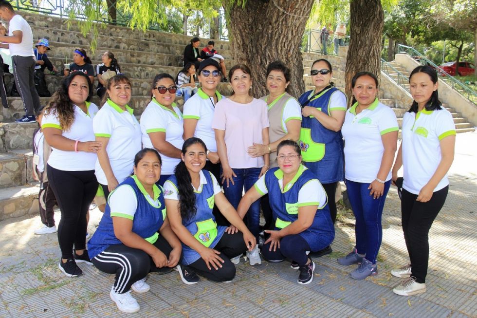 Profesoras celebran en la mañana deportiva.