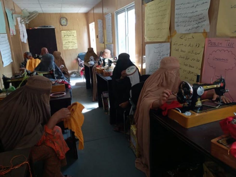 Sastres afganos huyen a Pakistán por la prohibición de coser ropa de mujer Sastres afganos huyen a Pakistán por la prohibición de coser ropa de mujer
