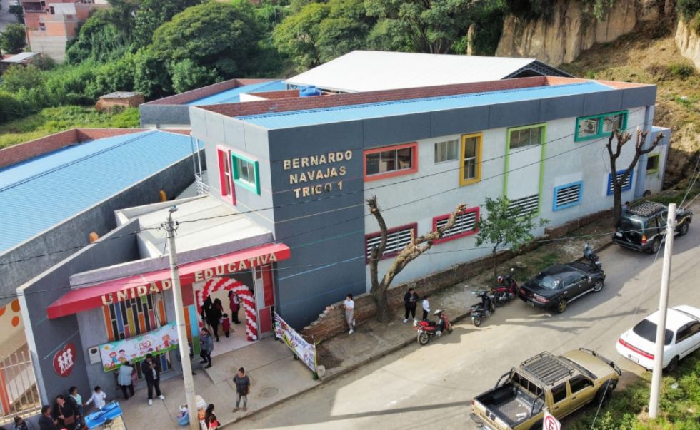 Arce entrega una escuela y refacción de una cancha en Tarija 