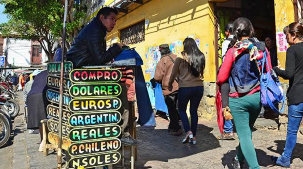 Sentencian con 2 años de cárcel a 7 librecambistas por agio y especulación en Santa Cruz