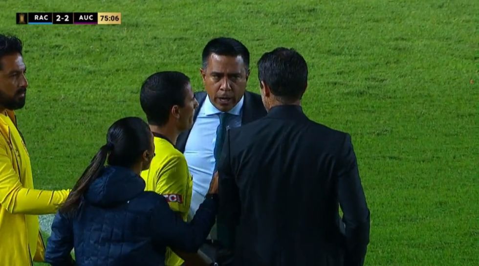 El desafiante cruce entre Farías y Gago en el partido entre Racing y Aucas (VIDEO)
